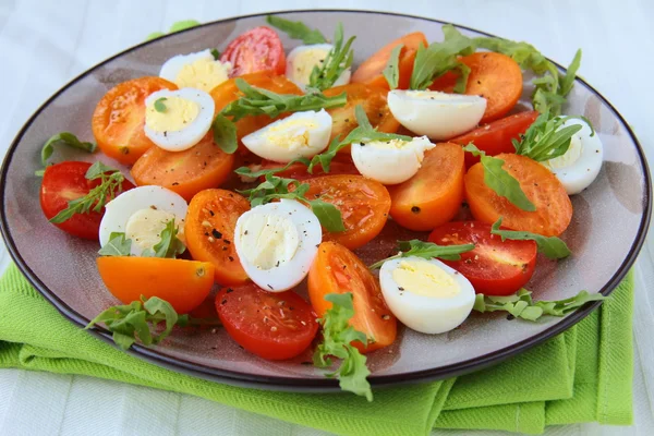 Insalata con uova di quaglia e pomodoro — Foto Stock
