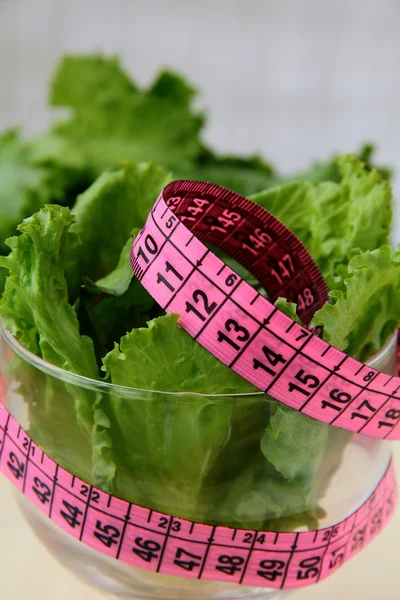 Zelený salát dieta s měřicí pásky — Stock fotografie