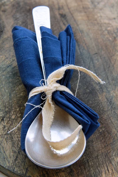 Cuchara en servilleta textil —  Fotos de Stock