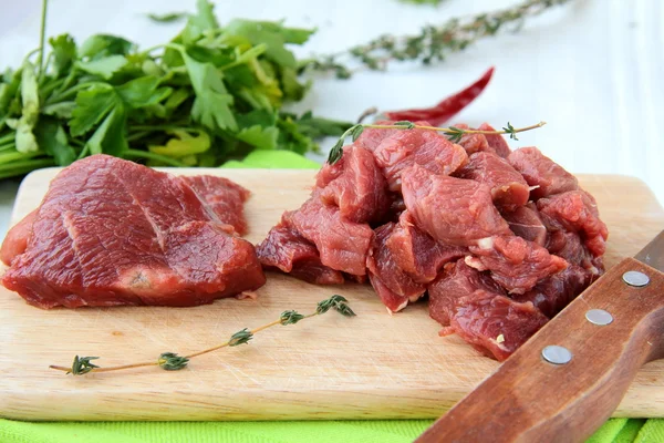 La carne viene tagliata a pezzi — Foto Stock