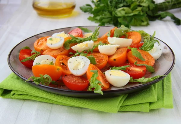 Salad with quail eggs and tomato — Stock Photo, Image