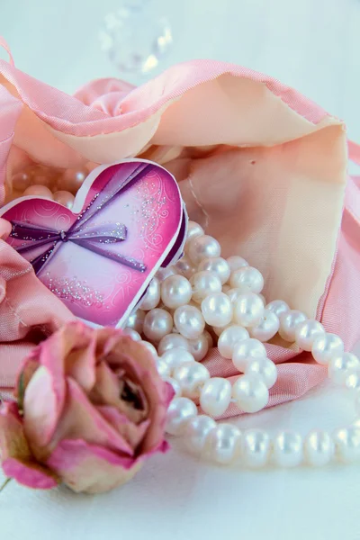 Witte Parels Een Roze Zak Met Een Roze Romantische Concept — Stockfoto