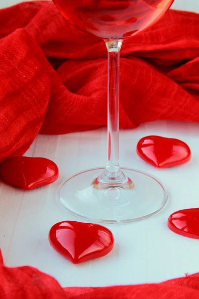 Κόκκινες καρδιές και ένα ποτήρι κόκκινο κρασί — Φωτογραφία Αρχείου