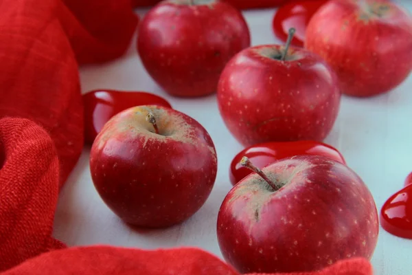 Κόκκινο ώριμο βιολογικά μήλα — Φωτογραφία Αρχείου