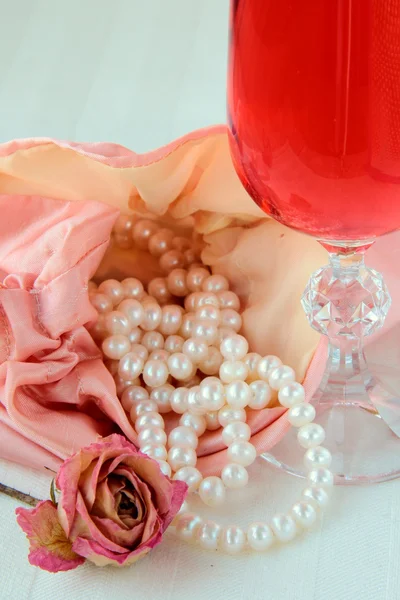 Vita pärlor i en rosa väska — Stockfoto