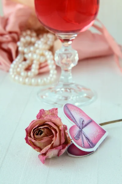 Белый жемчуг в розовом мешке с розой — стоковое фото
