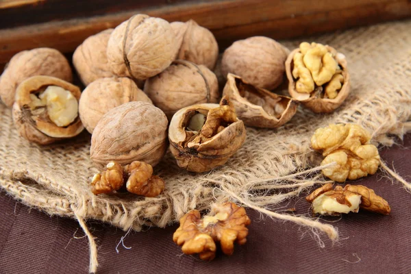 Целые и нарезанные грецкие орехи — стоковое фото