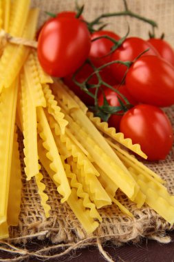İtalyan makarna üzerine ahşap tahta dilek domates