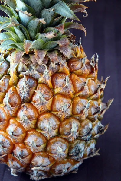 Frische Saftige Große Ananas Auf Braunem Hintergrund — Stockfoto