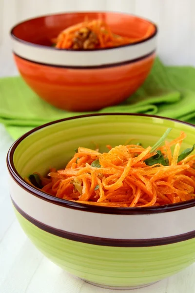 Салат из моркови в миске — стоковое фото
