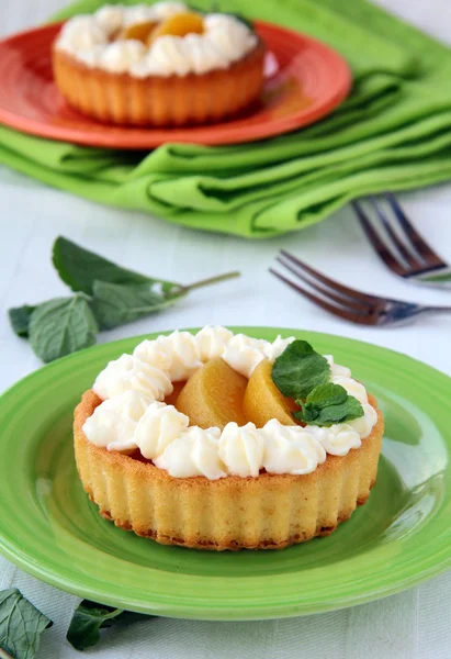 Mini pastel con crema y melocotón — Foto de Stock