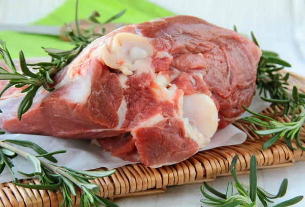Verse Rauwe Lamsvlees Met Rozemarijn Het Bord — Stockfoto