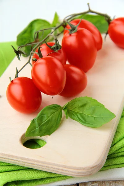 Cherry tomatoes and basil — Stock Photo, Image