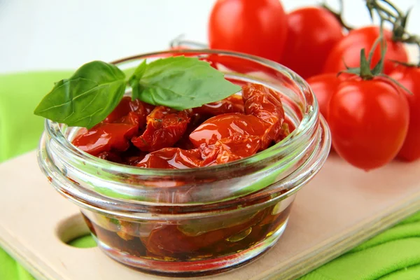 Italiaanse zongedroogde tomaten op olijfolie — Stockfoto