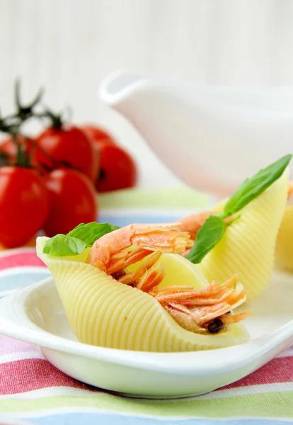 stock image Appetizer pasta shells with shrimp