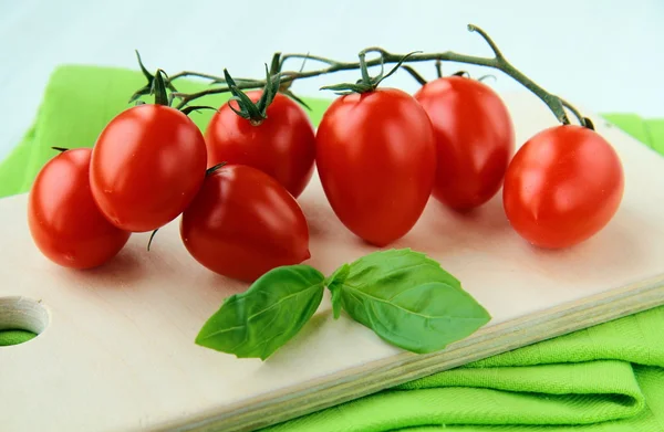 체리 토마토와 바질 — 스톡 사진