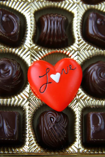 Suklaa punaisella sydämellä — kuvapankkivalokuva