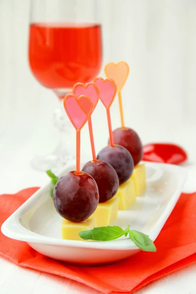 Appetizers canapes cheese with grapes — Stock Photo, Image