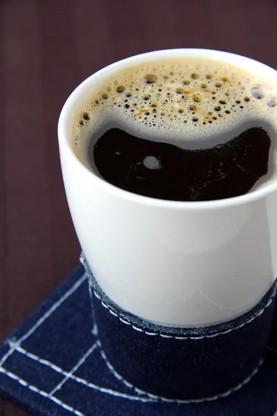 Zwarte Koffie Een Bruine Achtergrond — Stockfoto