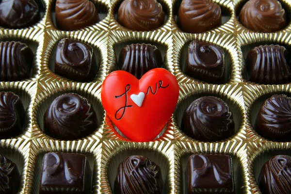 巧克力与一颗红色的心 — 图库照片
