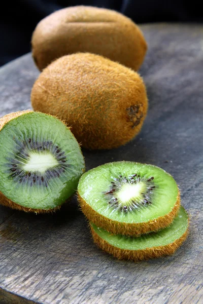 Fresh ripe kiwi with leaves on the wooden table — Stock Photo, Image
