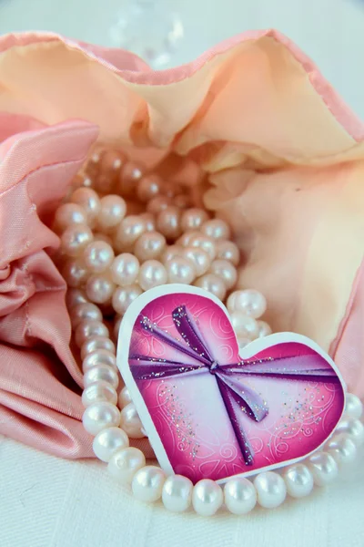 Białe perły w torbie różowy — Zdjęcie stockowe