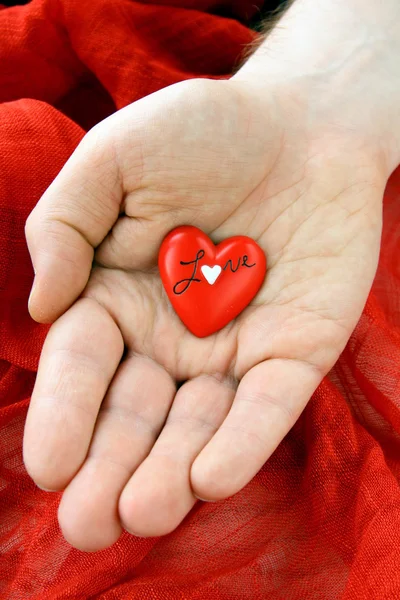 Красное Сердце Руке Мужчины Красном Фоне — стоковое фото