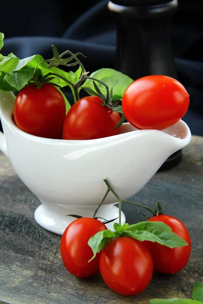 Tomates Cherry Albahaca Bote Salsa Blanca Sobre Fondo Negro — Foto de Stock