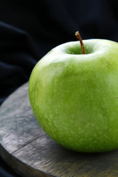 Stor grön mogna äpple — Stockfoto