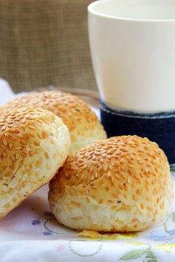 Susam ve bir bardak süt kahvaltı taze rulo