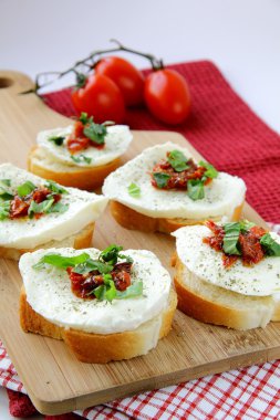 fesleğen mozzarella ve domates yönetim kurulu ile İtalyan sandviç