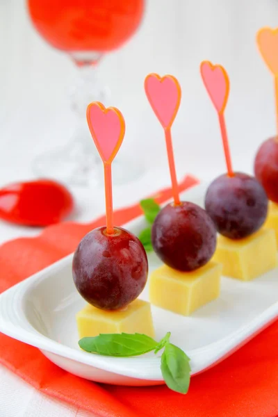 Häppchen Canapes Käse Mit Trauben Für Den Valentinstag — Stockfoto