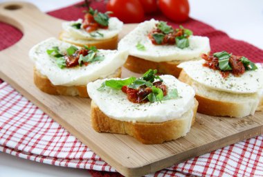 İtalyan sandviç fesleğen mozzarella ve domates ile