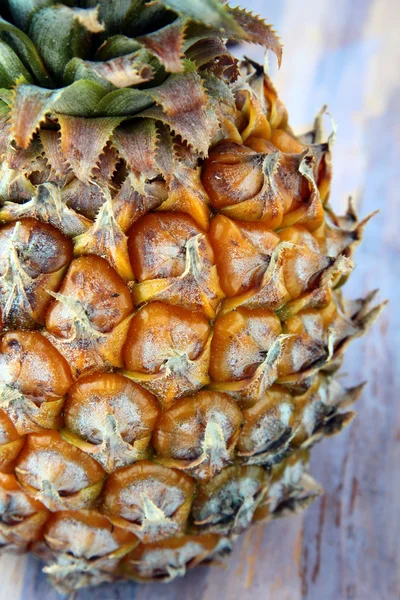 Frische saftige große Ananas — Stockfoto
