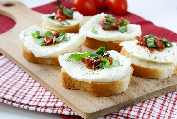 Italienska smörgås med mozzarella basilika och tomater — Stockfoto