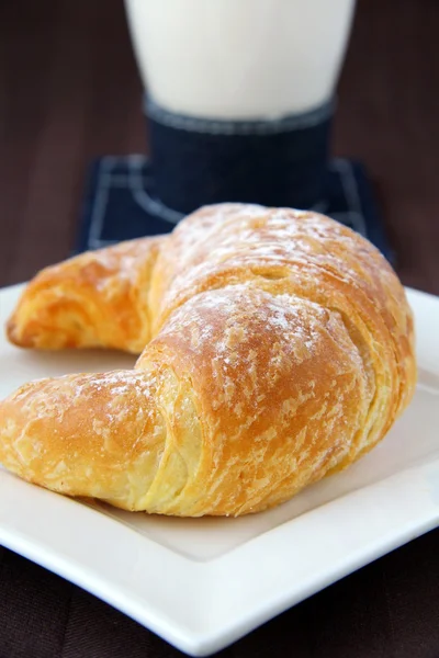 Croissant and a cup of tea — Stock Photo, Image