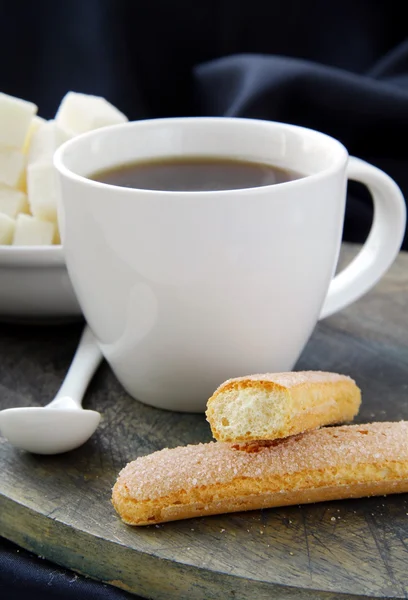 Eine Tasse Schwarzen Kaffee Und Raffinierten Zucker Auf Schwarzem Hintergrund — Stockfoto