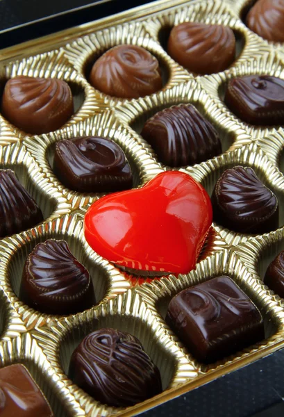 Σοκολάτα με μια κόκκινη καρδιά — Φωτογραφία Αρχείου