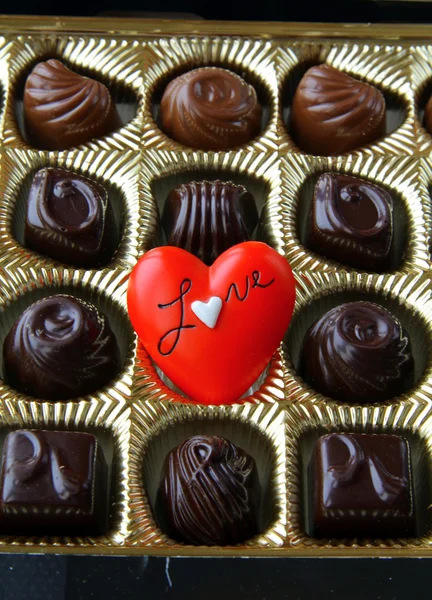 巧克力与情人节那天一颗红心 — 图库照片
