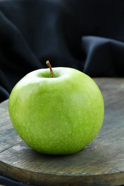 Stora Gröna Mogna Äpple Snygg Svart Bakgrund — Stockfoto