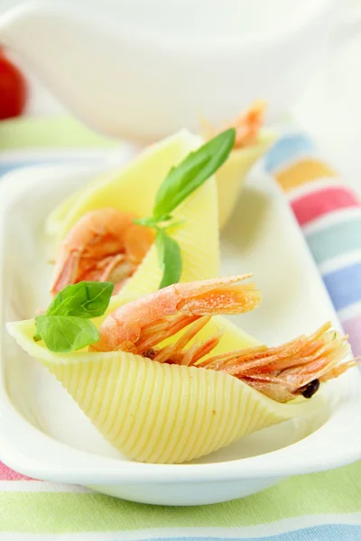 Appetizer Pasta Shells Shrimp White Plate — Stock Photo, Image