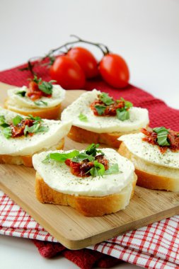 fesleğen mozzarella ve domates yönetim kurulu ile İtalyan sandviç