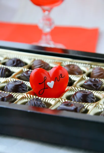 巧克力与一颗红色的心 — 图库照片