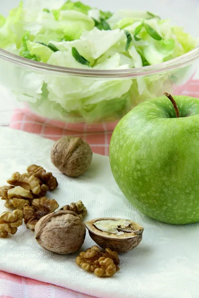 Gemengde salade met groene apple en walnoten — Stockfoto