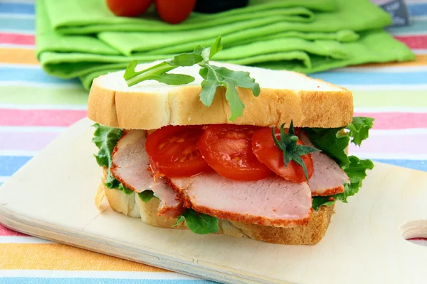 Sandwich Met Ham Vers Fruit Het Bord — Stockfoto