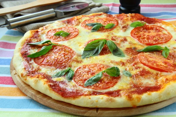 Pizza Margaritta com tomate e queijo manjericão — Fotografia de Stock