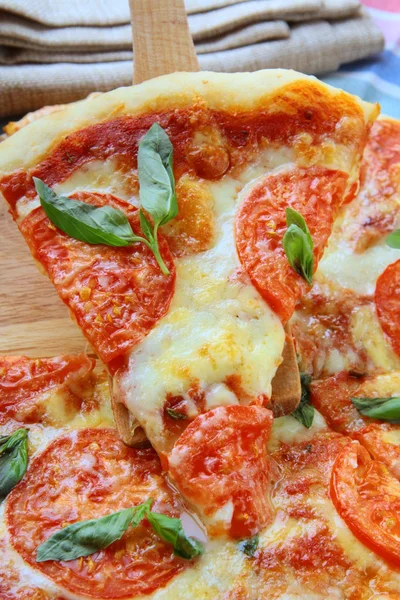 Pizza Margaritta com tomate e queijo manjericão — Fotografia de Stock