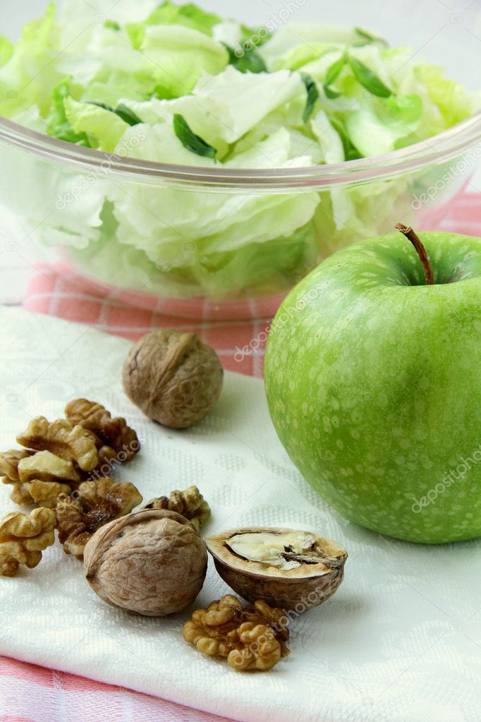 Gemischter Salat mit grünem Apfel und Walnüssen — Stockfoto © Dream79 ...