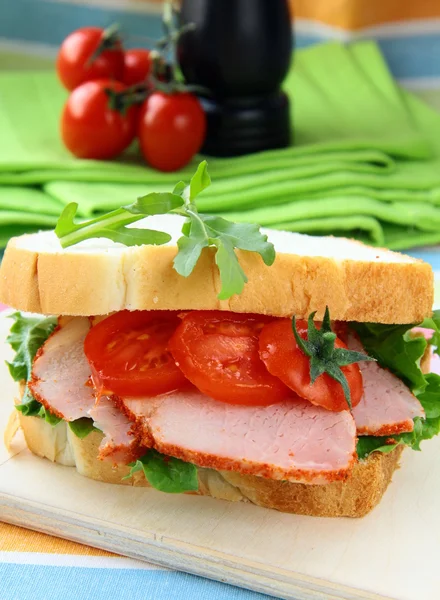 Sandwich with ham and fresh vegetables — Stock Photo, Image