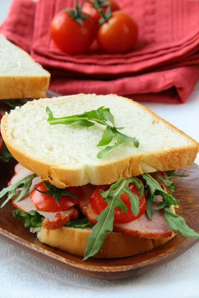 Sandwich Mit Schinken Und Frischem Gemüse Auf Dem Brett — Stockfoto